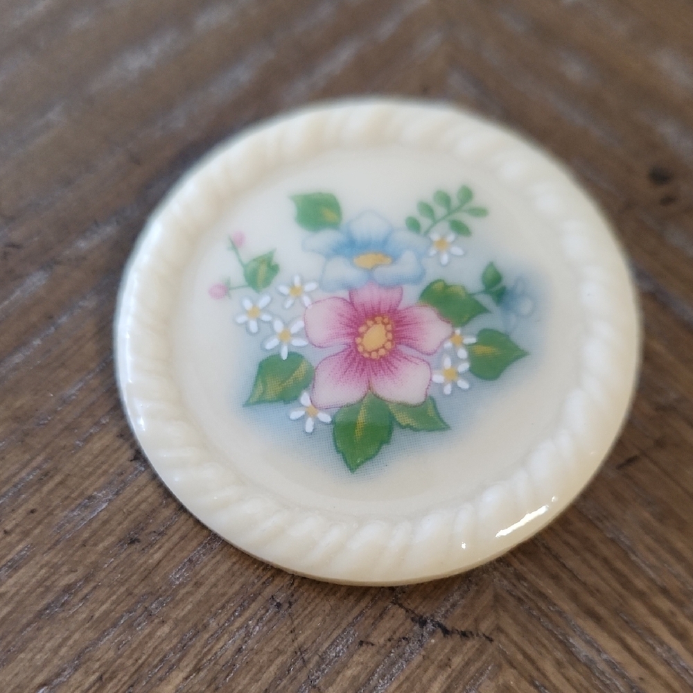 Avon Floral Decorative Brooch